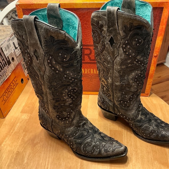 Corral LD Black Overlay & Emboidery & Studs - Picture 3 of 6